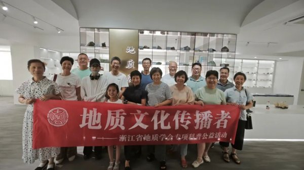 国庆科普热！大队地质标本室引市民探秘，共话地质科普未来